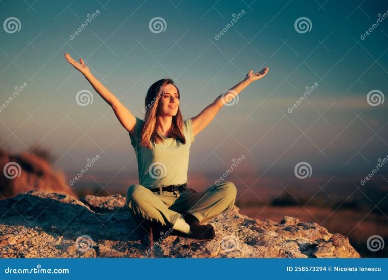 persona disfrutando de un amanecer en paz