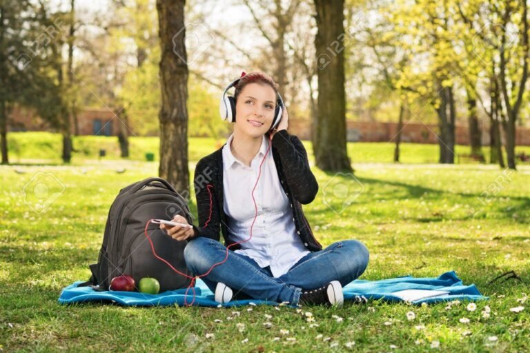 persona disfrutando musica en un parque