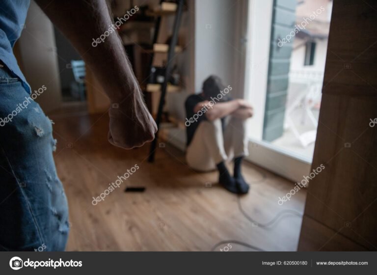 persona en pie y otra en el suelo