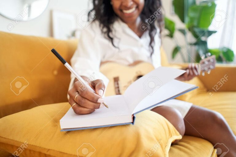 Cómo escribir una reseña efectiva que capte la atención de los lectores 26 persona escribiendo en un cuaderno inspirador