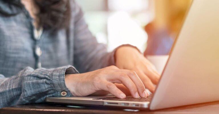 persona escribiendo un correo en laptop 1