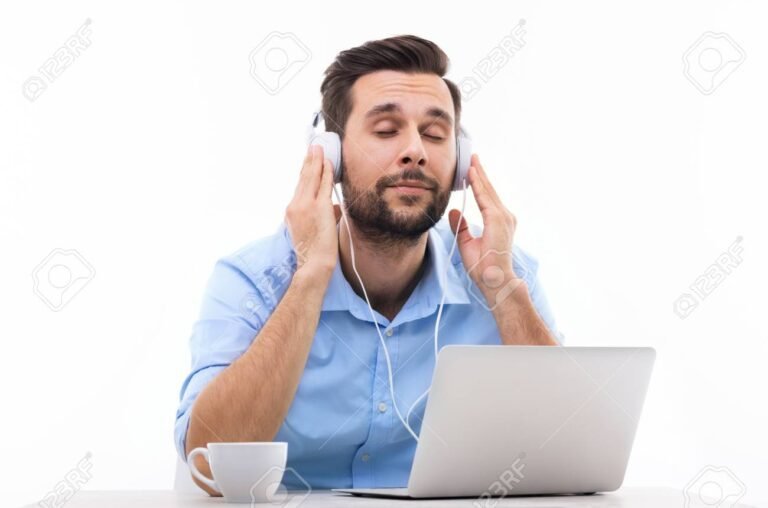 persona escuchando musica en su computadora