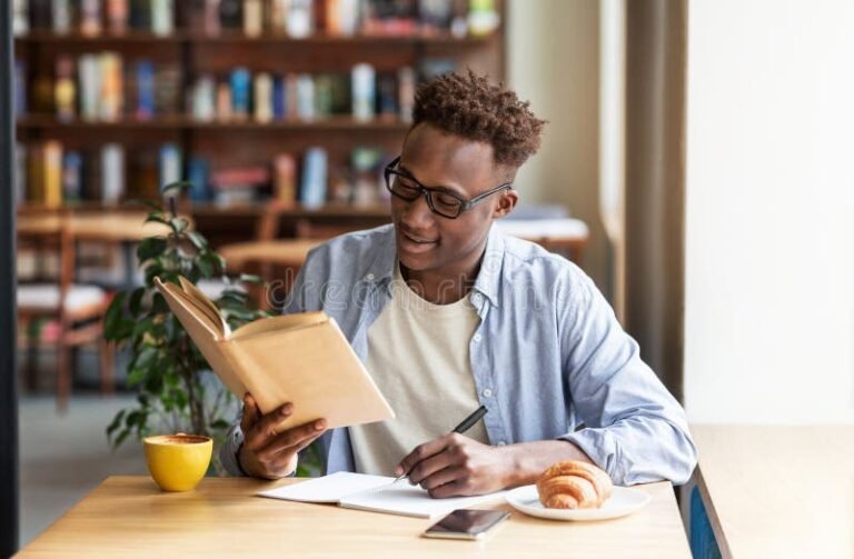 persona estudiando con libros y notas