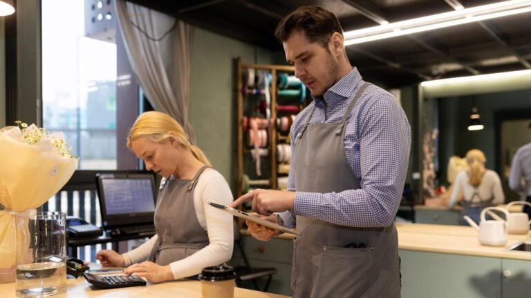 Qué significa ser un mystery shopper y cómo funciona este trabajo 24 persona evaluando un servicio en una tienda