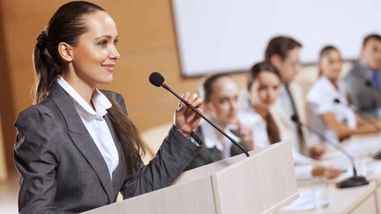 persona hablando con confianza ante una audiencia