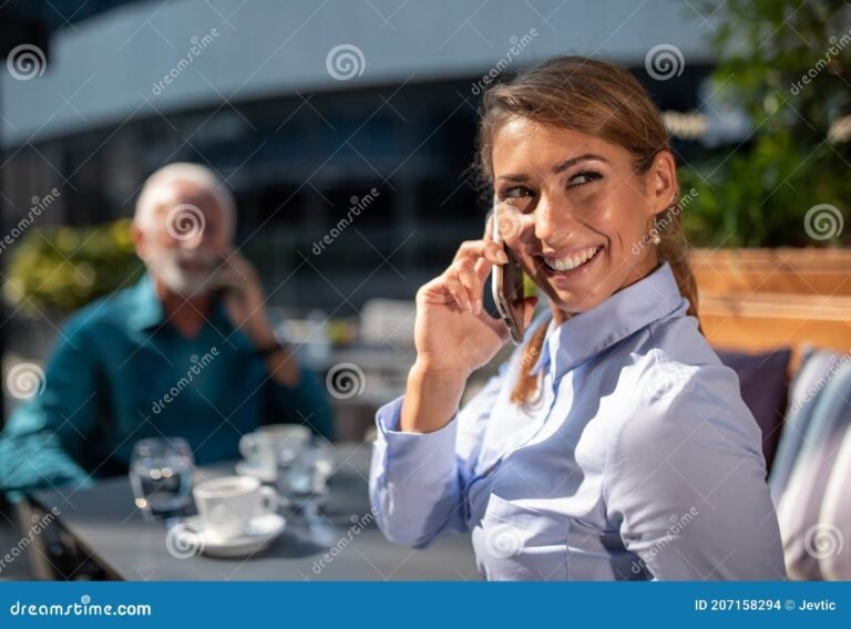 Solo vine a hablar por teléfono, qué significa esta expresión 25 persona hablando por telefono en un cafe