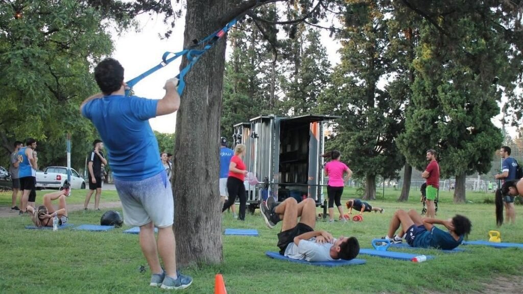 Qué ejercicios prácticos puedo hacer con must y mustn’t