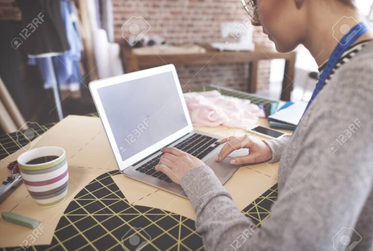 persona investigando en una computadora