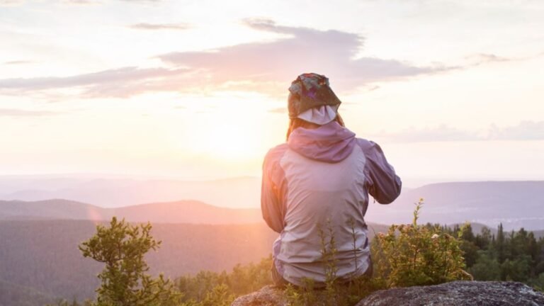 persona mirando al horizonte con determinacion