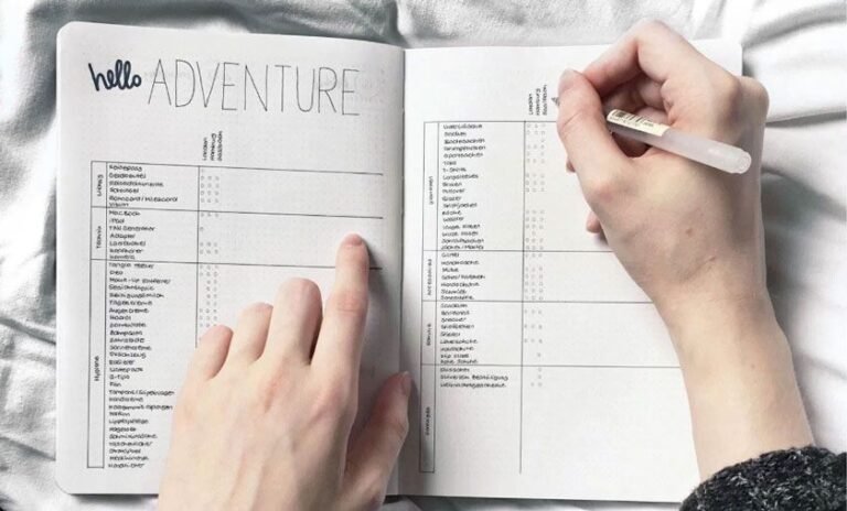 persona organizando un plan en un cuaderno