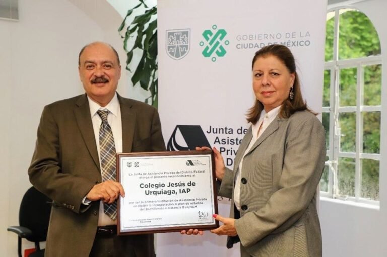 persona recibiendo un premio o reconocimiento