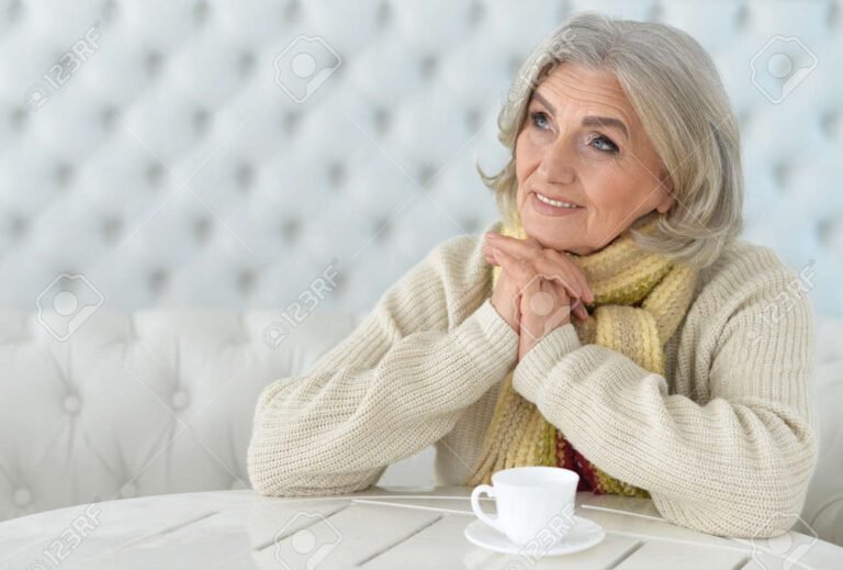 persona reflexionando en un cafe