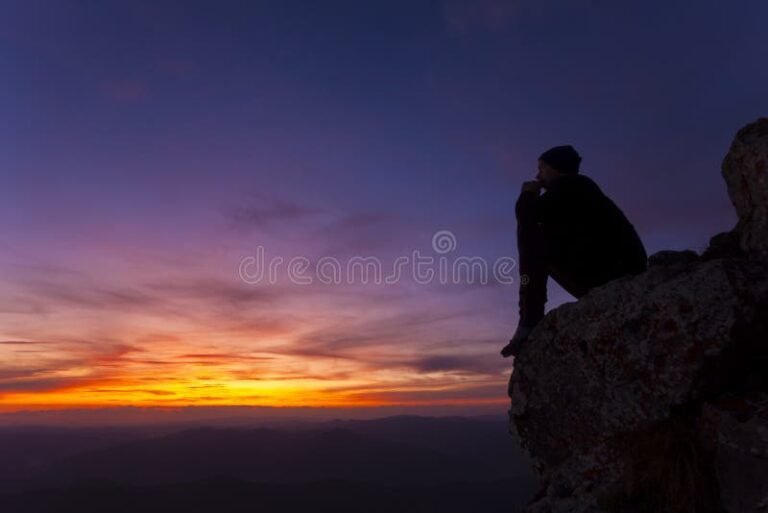 persona reflexionando en un paisaje natural
