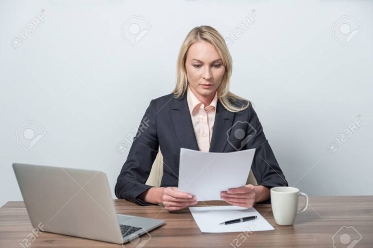 persona revisando documentos legales en escritorio