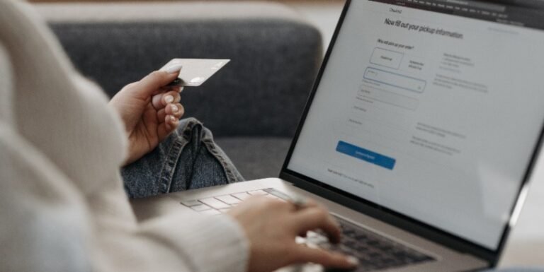 persona revisando su tarjeta en una laptop