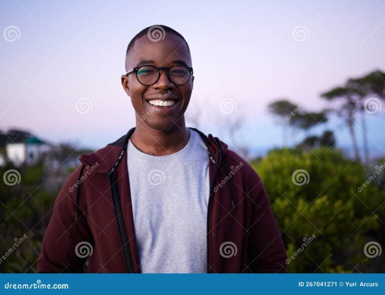persona sonriendo en un entorno natural
