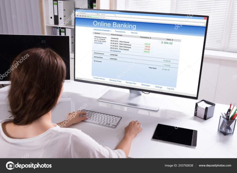 persona usando computadora con pantalla bancaria