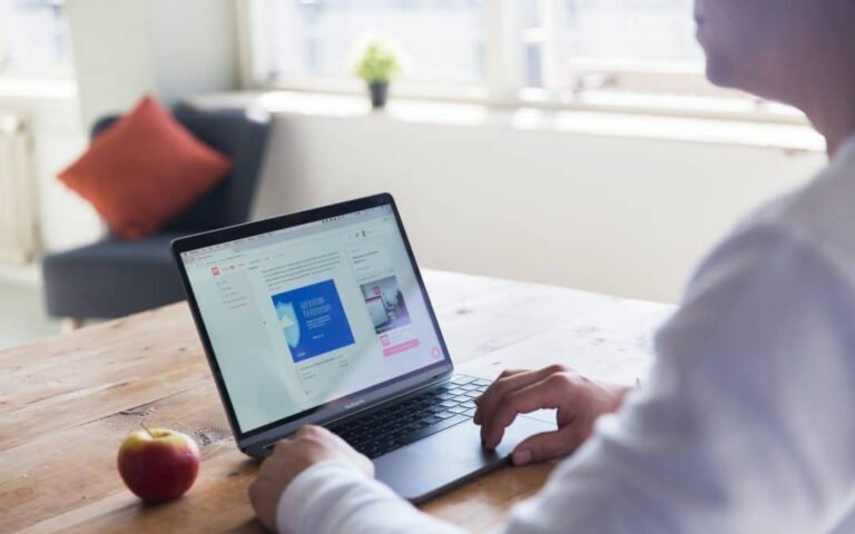 Cómo se insertan cuadros de texto en Google Docs fácilmente 14 persona usando google docs en una computadora