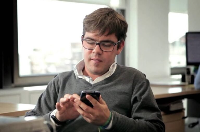 Cómo acceder a la autogestión de mi cuenta en Claro Brasil 23 persona usando smartphone con aplicacion abierta