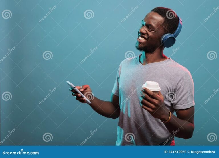 persona usando un telefono con auriculares