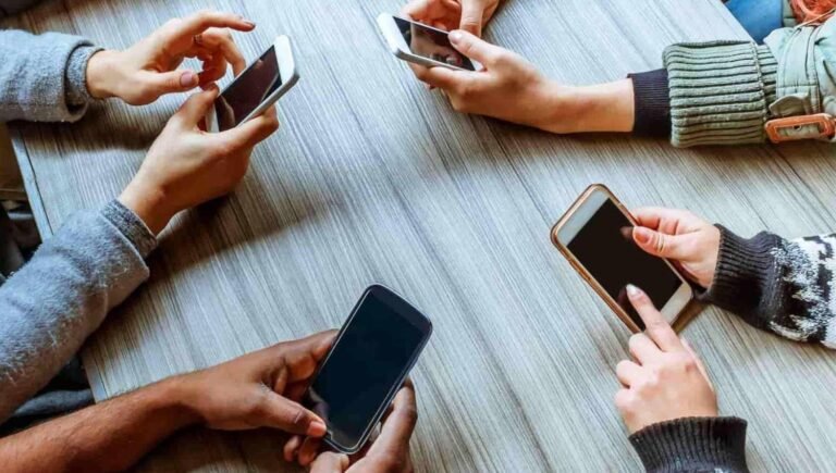 Cómo iniciar un chat con Claro Argentina para resolver problemas 21 persona usando un telefono inteligente