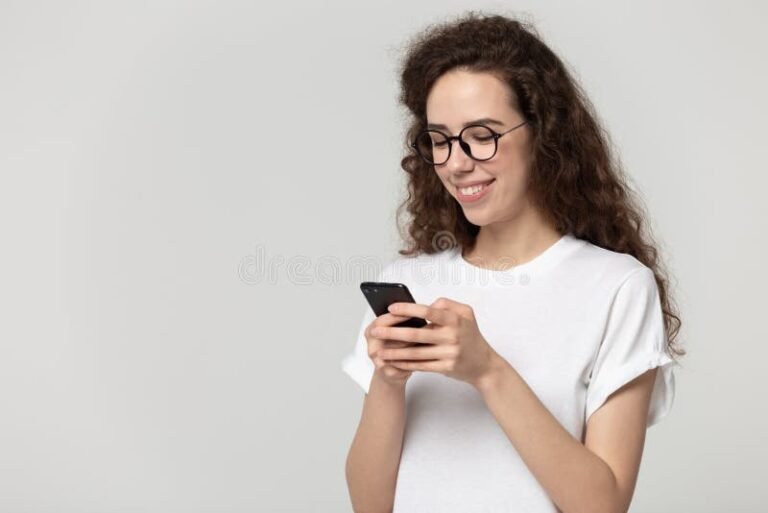 persona usando un telefono inteligente moderno