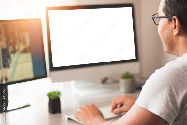 persona usando una computadora en casa