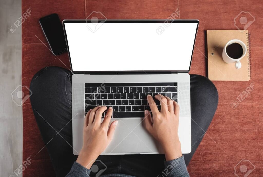 Cómo acceder a Banco Patagonia Home Banking desde aquí 1 persona usando una laptop en casa