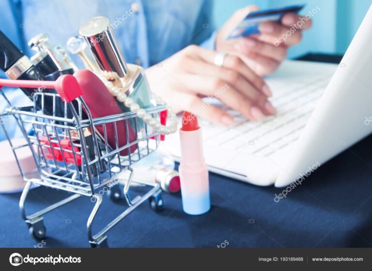 persona utilizando una computadora con cosmeticos