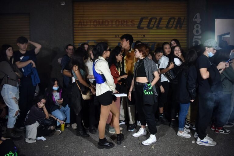 personas emocionadas esperando un evento