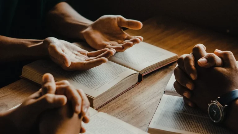 personas en oracion y reflexion espiritual