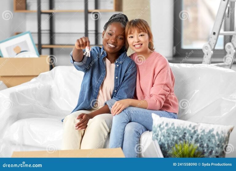 personas felices en su nuevo hogar