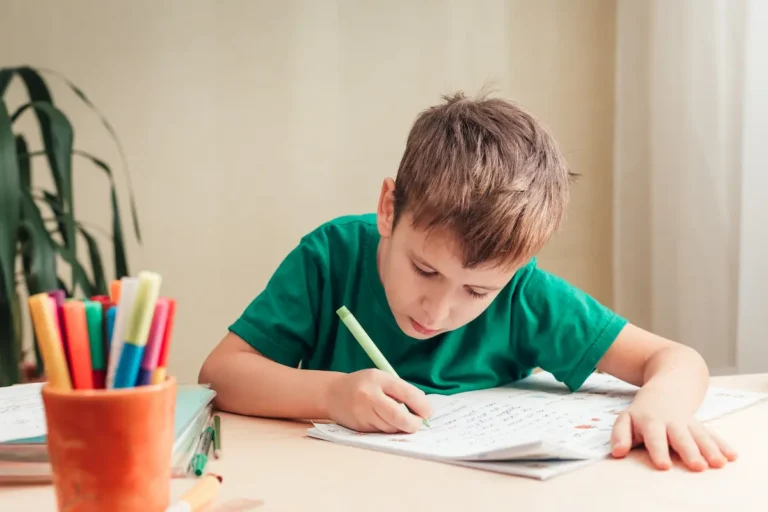 personas haciendo ejercicios de gramatica
