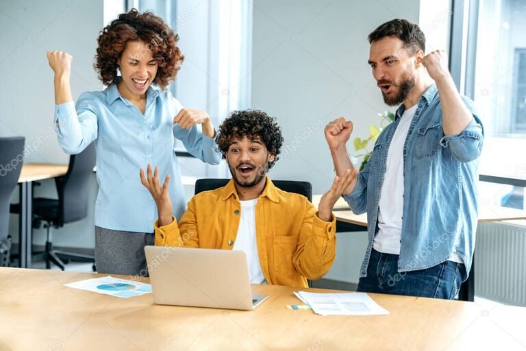 personas trabajando en proyectos creativos juntos