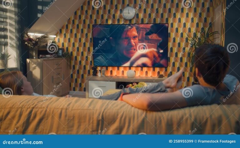 Qué películas de acción recientes no te podés perder este año 4 personas viendo una pelicula de accion