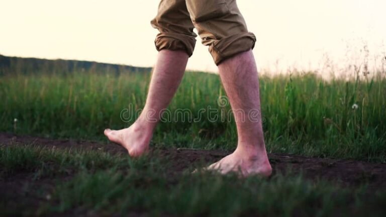 pies descalzos sobre un camino de tierra