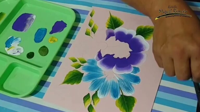 pinceles y colores con flores pintadas