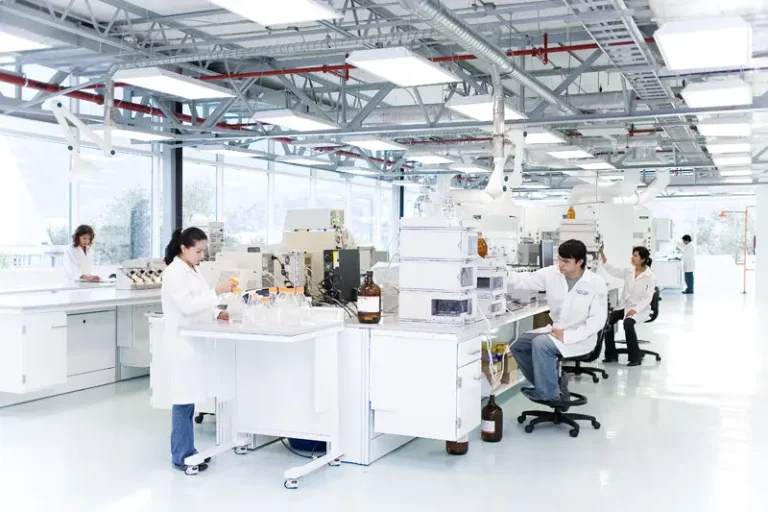 pioneros de la tecnologia en un laboratorio