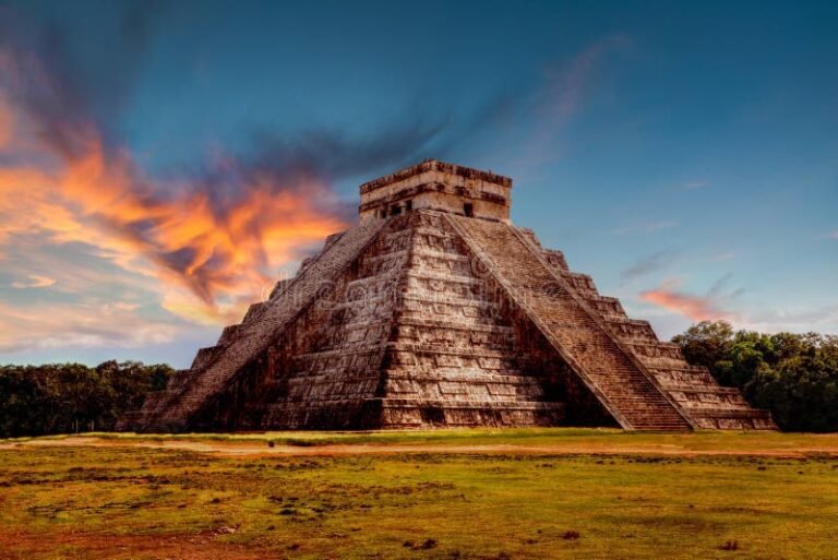 piramide de chichen itza al atardecer