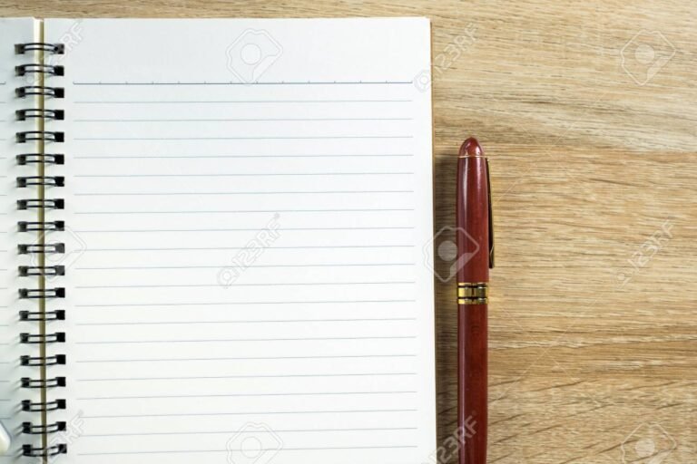 Qué recursos son esenciales en un texto argumentativo efectivo 24 pluma y papel sobre una mesa de trabajo