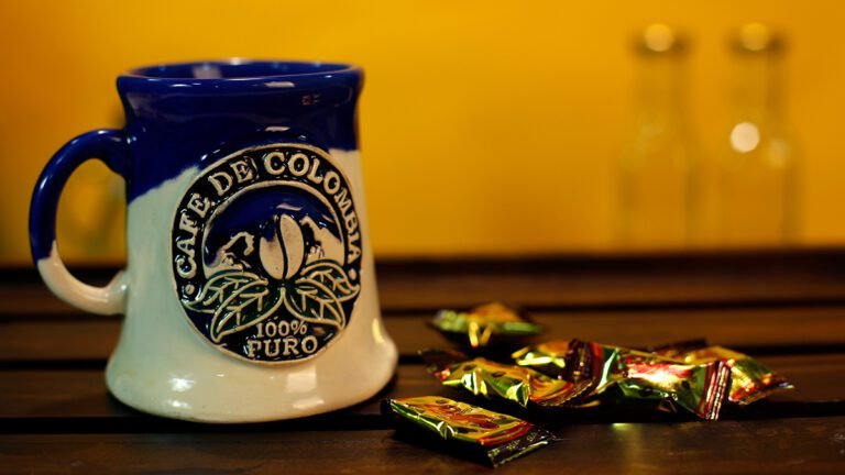 pocillos de ceramica en una mesa