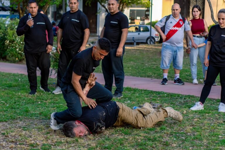 Qué incluye un test psicológico para ingresar a la policía en Argentina 5 policia en entrenamiento en ambiente urbano