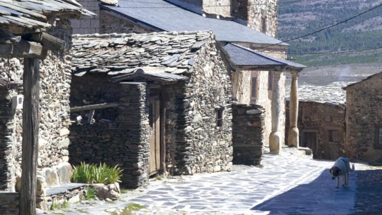 pueblo colorido en contraste con el gris