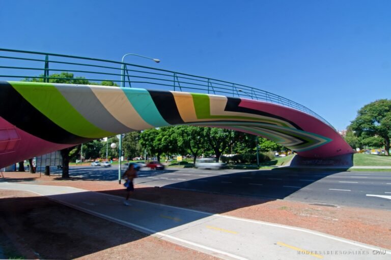 Qué establece la Ley de Acceso Justo al Hábitat en Argentina 9 puente sobre un barrio urbano en argentina