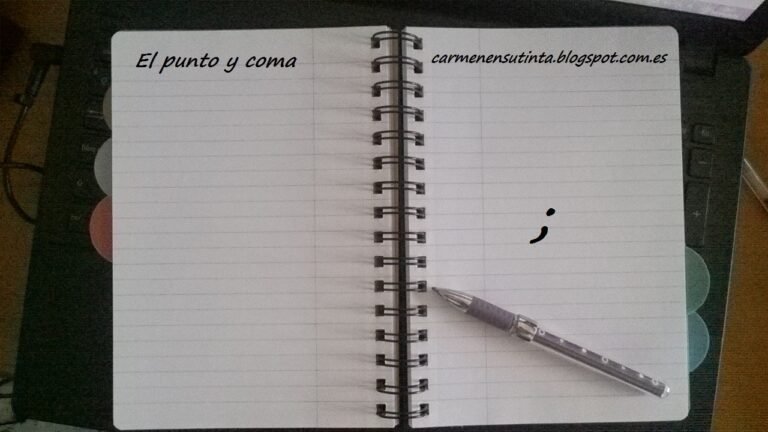 Qué ejemplos prácticos ilustran el uso del punto y coma en español 25 punto y coma en un cuaderno abierto