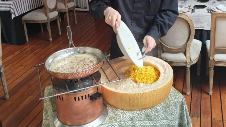 queso rallado en un plato atractivo