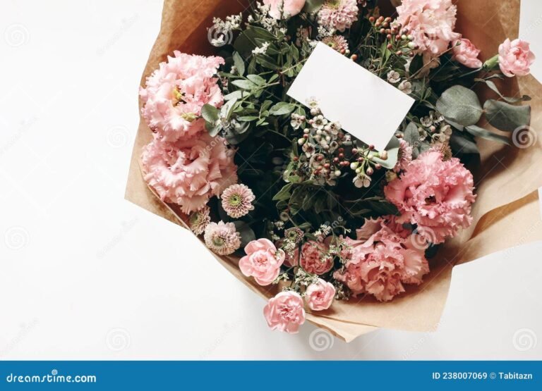 ramo de flores con tarjeta de invitacion