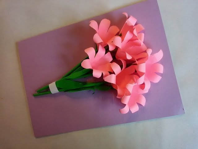 Qué Frases Cortas Para el Día de la Madre Puedes Usar Este Año 5 ramo de flores con tarjeta del dia de la madre