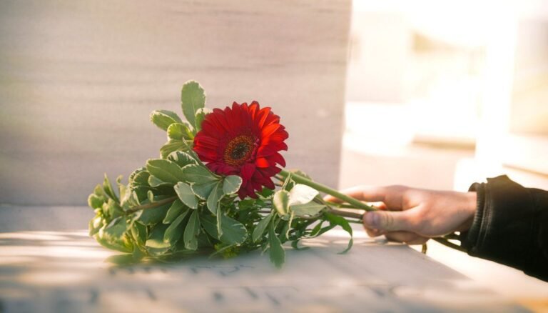 Qué frase de pésame puedo usar por un fallecimiento 11 ramo de flores en un memorial