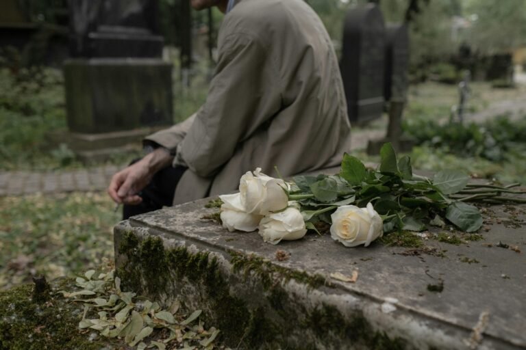 ramo de flores en un memorial tranquilo